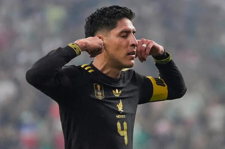 <p>Fenerbahçe, Edson Alvarez'i satın alma opsiyonuyla kiralama konusunda West Ham ile anlaştı.<br />
<br />
Oyuncuya yıllık 4.5 milyon euro öneren Kanarya, aldığı teklifler sonrası kafası karışan Alvarez'in kararını bekliyor.<br />
<br />
(TAKVİM)</p>
