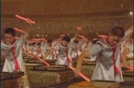 <p>2008 Pekin Olimpiyatları'nın açılış töreninde 2008 kişinin birlikte davul çalma sesi.</p>