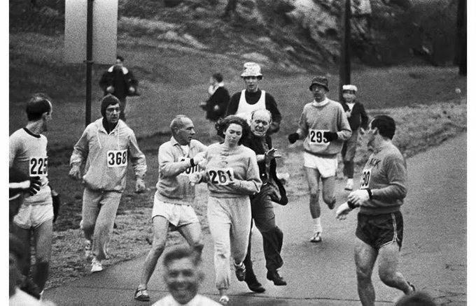 <p><span style="color:inherit">1967'de Kathrine Switzer, yarış organizatörlerinin onun yarışmasını engelleme çabalarına rağmen Boston Maratonunu bitiren ilk kadın oldu.</span></p>

<p> </p>
