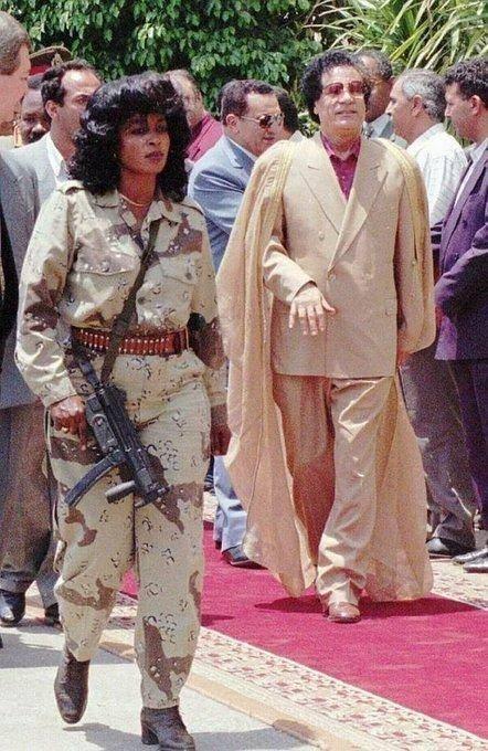 <p><span style="color:inherit">Muammer Kaddafi, kadın korumalarından biriyle birlikte. Kahire 1994</span></p>

<p> </p>
