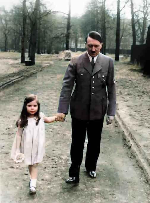 <p><span style="color:inherit">Adolf Hitler, Helga Goebbels'le birlikte. Helga ve kardeşlerine daha sonra 1945'te Hitler'in sığınağında ebeveynleri tarafından siyanür verildi.</span></p>

<p> </p>
