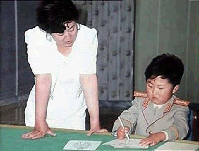 <p><span style="color:inherit"> Kuzey Kore'nin şu anki lideri Kim Jong-un ve ilk öğretmeni, 1990</span></p>

<p> </p>

