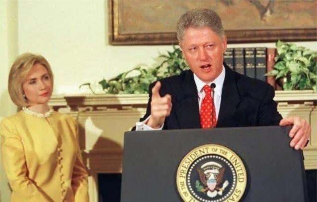 <p><span style="color:inherit">Hillary Clinton, kocasının Monica Lewinsky ile ilişkisi olduğunu inkar etmesini dikkatle dinliyor, ABD, 1998.</span></p>

<p> </p>
