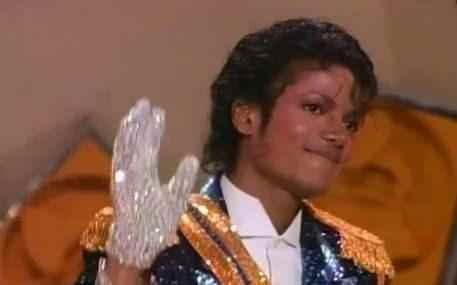 <p><span style="color:inherit">Michael Jackson Grammy'de gözlüğünü çıkardığında.</span></p>
<p> </p>