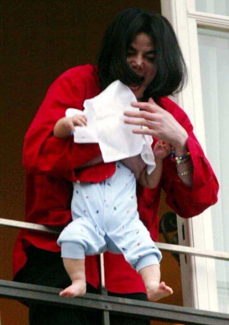 <p><span style="color:#B22222"><strong>Michael Jackson'ın tepki çeken hareketi</strong></span></p>
<p>Amerikalı pop şarkıcısı Michael Jackson, 2002 yılında özel bir ziyareti için gittiği Almanya'nın başkenti Berlin'de, kaldığı otelin balkonundan aşağıdaki hayranlarına bebeğini korkuluktan sallayarak göstermesi büyük tepki yaratmıştı.</p>