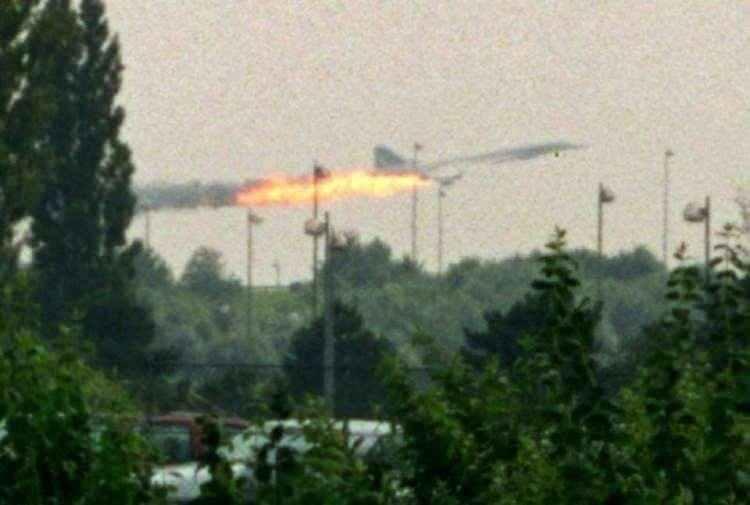 <p>Paris'te 2000 yılında yine havada meydana gelen uçak kazası objektiflere yansıyor.</p>
<p> </p>