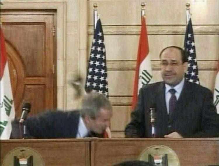 <p><span style="color:#B22222"><strong>ABD Başkanı'na ayakkabılı saldırı</strong></span></p>

<p>Irak’a veda ziyaretinde bulunan George W. Bush, kötü bir sürprizle karşılaştı. Iraklı bir gazeteci “Bu sana veda öpücüğüm köpek” diyerek, ayakkabılarını Başkan’a fırlattı. Bush saldırıdan eğilerek kurtuldu.</p>

