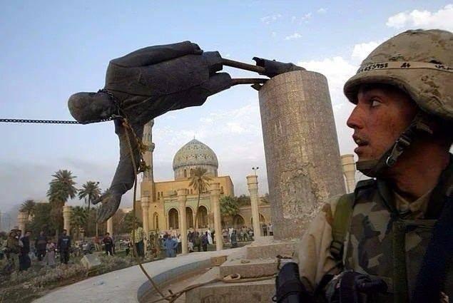 <p>Amerika'nın Irak işgali başladıktan 1.5 ay sonra, Amerikan Deniz Kuvvetleri'nden Kirk Dalrymple, Bağdat'ta heykelin düşüşünü izliyor. (2003)</p>
