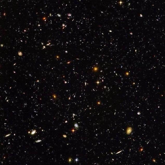 <p>Hubble teleskobu'nu tarafından çekilen, Evren'in 13 milyar yıl önceki görüntüsü (2004)</p>

<p> </p>
