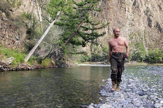 <p><span style="color:#B22222"><strong>Düşmanlara 'av'lı mesaj</strong></span></p>

<p>Vladimir Putin'in Sibirya'da üstsüz verdiği ve avlanırken çekilen fotoğraflar da 'biz daha bitmedik!' mesajını vermek üzerineydi. (2009)</p>
