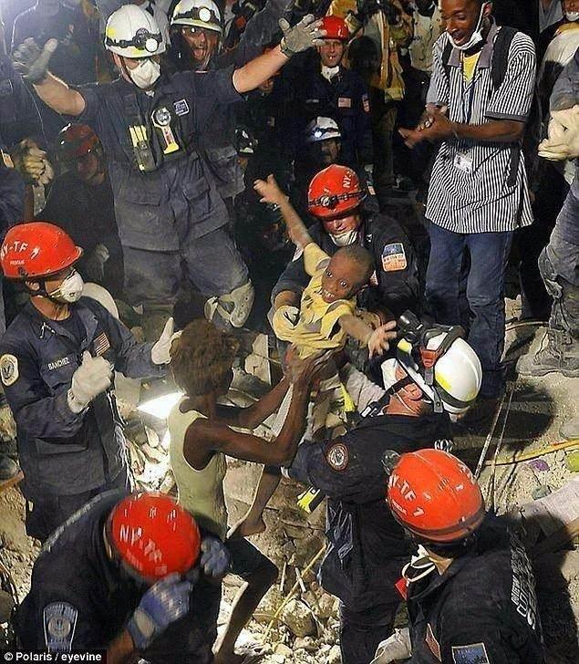 <p><span style="color:#B22222"><strong>Annenin kollarında hayata tutunuş</strong></span></p>

<p>Haiti'de meydana gelen 7 büyüklüğündeki depremin ardından 7 yaşındaki Kiki'nin enkazdan annesinin kolları arasında çıkarılması. (2010)</p>
