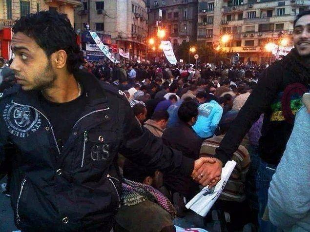 <p>Mısır'daki toplumsal harekette Tahrir Meydanı'nda namaz kılan Müslümanları koruyan Hristiyan Mısırlılar da yıllar boyu hatırlanacaklar. (2011)</p>
