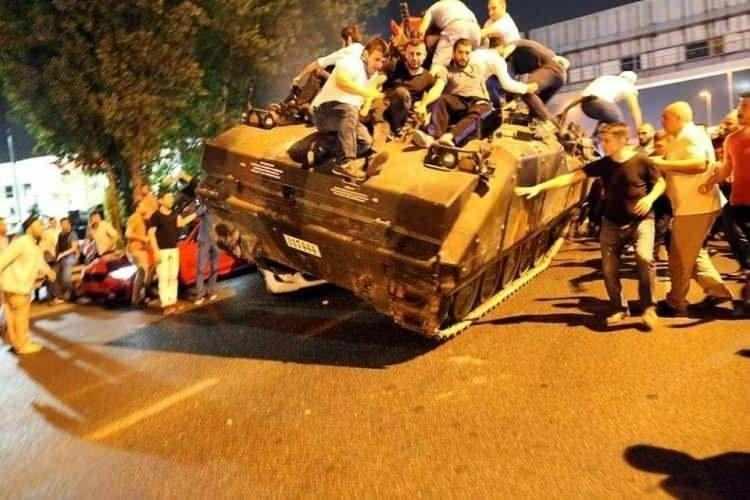 <p><span style="color:#B22222"><strong>15 Temmuz 2016</strong></span></p>
<p>Türkiye'de darbe girişimi halk tarafından böyle engellendi.</p>