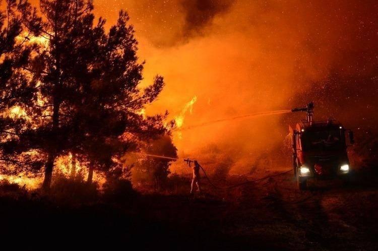 <p>Çanakkale`nin Eceabat ilçesinde çıkan orman yangını kontrol altına alınmaya çalışılıyor. (2019)</p>
