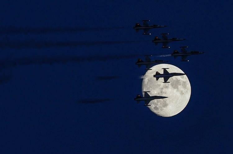 <p><strong>Gece uçuşu </strong>(2022)</p>

<p>Konya'da düzenlenen 5. İslami Dayanışma Oyunları açılış töreni öncesi Türk Yıldızları'nın yaptığı gösteri, gökyüzünde beliren ay ile aynı karede...</p>
