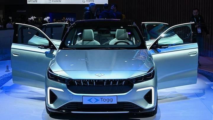 <p>Togg T10F’in standart versiyonunun ise 350 kilometrenin üzerinde menzil sunacağı belirtildi. Böylece kullanıcıların farklı ihtiyaçlarına göre iki ayrı versiyon satışa sunulacak.</p>
