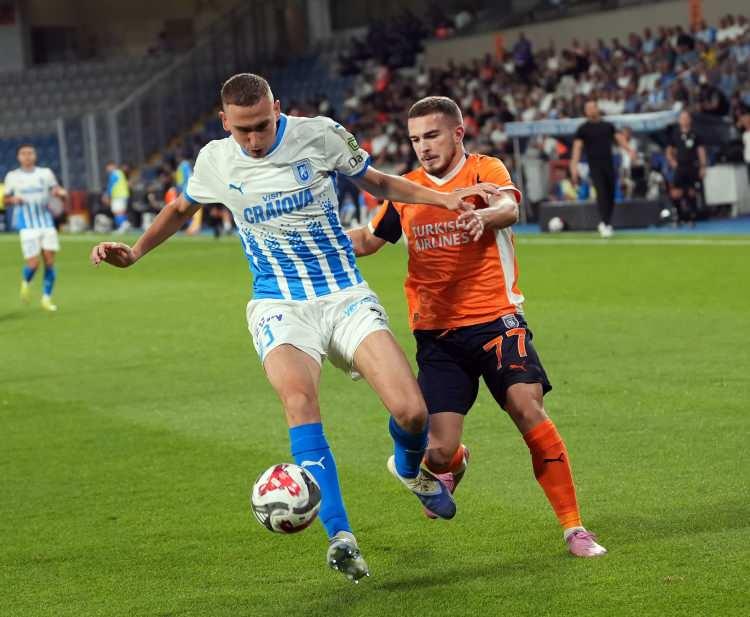 <p>UEFA Konferans Ligi Play-Off Turu ilk maçında Başakşehir, sahasında karşılaştığı Romanya temsilcisi Universitatea Craiova'ya 2-1 mağlup oldu.</p>