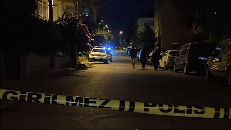 <p>Şüphelinin ormanlık alana kaçtığı yönünde gelen ihbar üzerine bölgeye sevk edilen çok sayıda polis ekibi, orman ve çevresindeki sokaklarda arama yaptı.</p>
