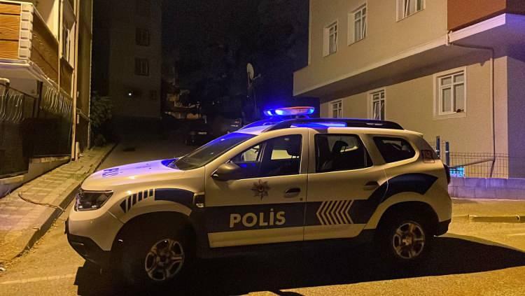 <p>Diğer yandan çevredekilerin ihbarı üzerine olay yerine polis ve sağlık ekipleri sevk edildi. </p>
