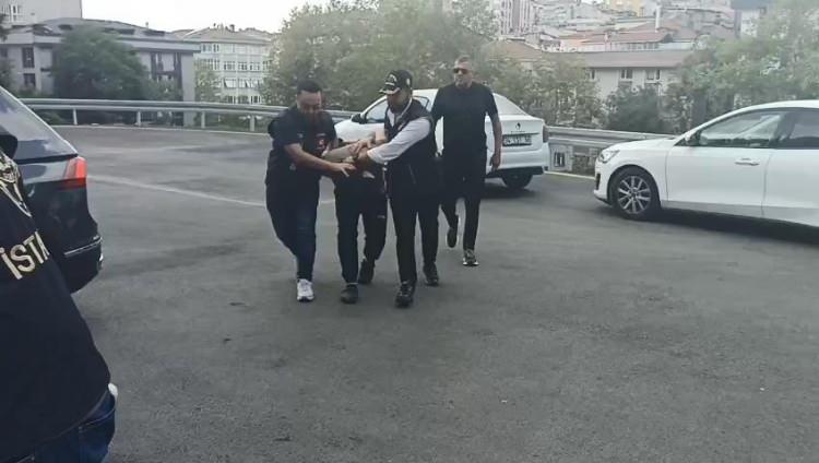 <p><span style="color:#A52A2A"><strong>KADININ EŞİ VE EŞİNİN ARKADAŞI GÖZALTINDA</strong></span></p>

<p>Polis ekipleri cinayet sonrası kaçan Ümit S.'nin yakalanması için çalışma başlattı.</p>
