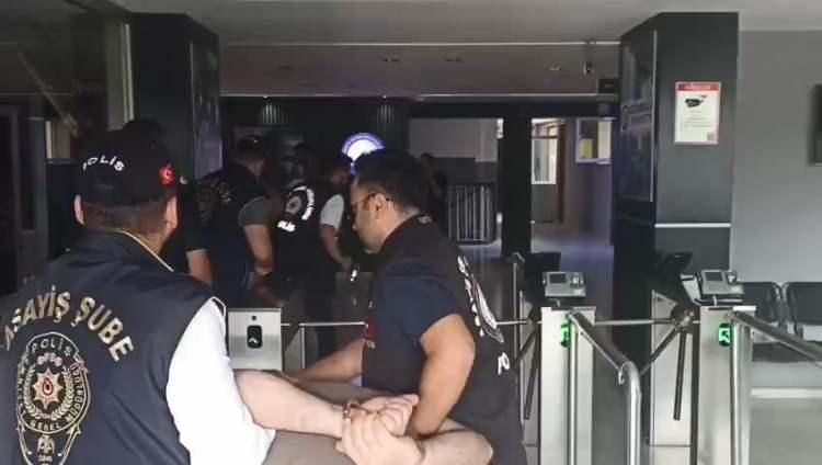 <p>Olay yerinden kaçan Ümit S. kısa süre sonra cep telefonuyla arkadaşı Urinboy B.'yi aradı. </p>
