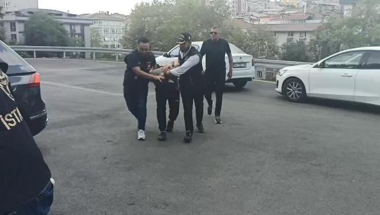<p>Polis ekipleri aramaların ardından Ümit S. (33) ve arkadaşı Urinboy B.'yi (25) yakalayarak gözaltına aldı.</p>
