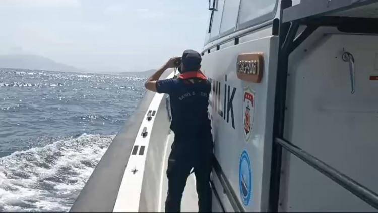 <p>Yukay'ın teknesine çarptığı değerlendirilen 'Arel 7' isimli kuru yük gemisinin İzmit limanına geldiği anların görüntüsü de ortaya çıktı. Güvenlik kamerası görüntülerinde; 5 Ağustos'ta saat 04.00 sıralarında limana yanaşan 'Arel 7’nin kaptanı C.T. ile yanındaki mürettebatın saat 04.17’de gemiden inip, baş kısmına gelerek gemiye baktığı, ardından iskele baş tarafta durup, tekrar gemiye baktığı görüldü. Önünde belirgin sürtme izleri olduğu belirlenen geminin fotoğraflarıyla birlikte, bu görüntüler de soruşturma dosyasına girdi.</p>