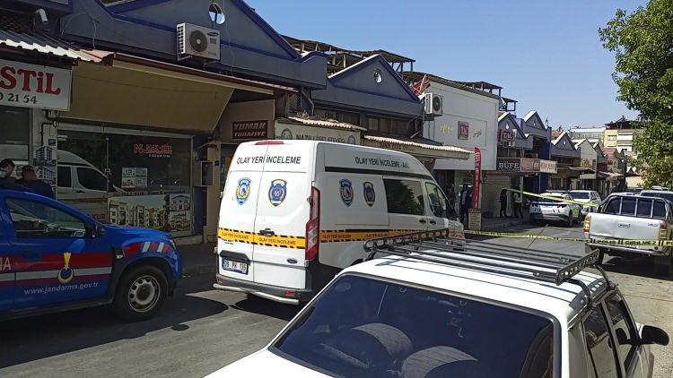 <p>Derin'in cenazesinin otopsi için Aydın Adnan Menderes Üniversitesi Adli Tıp Kurumu morguna gönderildi. Olayın ardından polis, Hüseyin Derin'i gözaltına aldı. İşlemlerinin ardından dün adliyeye sevk edilen zanlı koca tutuklandı.</p>

<p> </p>
