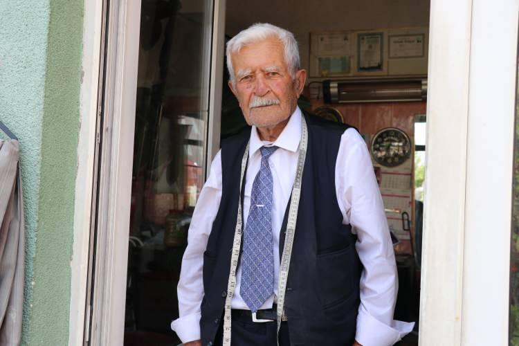 <p><span style="color:#A52A2A"><strong>"DÜKKÂNDA EVİMDEN DAHA RAHATIM"</strong></span></p>

<p>Yılmaz, terzilik mesleğini gittiği yere kadar yapmak istediğini söyleyerek, <strong>"Her sabah dükkanıma geliyorum. Kızım arabayla getirir, dükkana bırakır ve dükkanımı açarım. Yemeğimi dükkanda yerim, evde karnımı doyurmam. Öğleden sonra saat 2-3 gibi dükkanımı kilitler giderim. <span style="color:#A52A2A">Dükkanımı dua etmeden açmam. </span>Emekli terzi olduğum için beni görenler şaşırıyor. Ben bu mesleği bırakırsam hastalanıyorum. Bu yüzden evde oturamıyorum. Bu dükkan benim evim gibi oldu. Burada evimden daha rahatım." </strong>ifadelerine yer verdi.</p>
