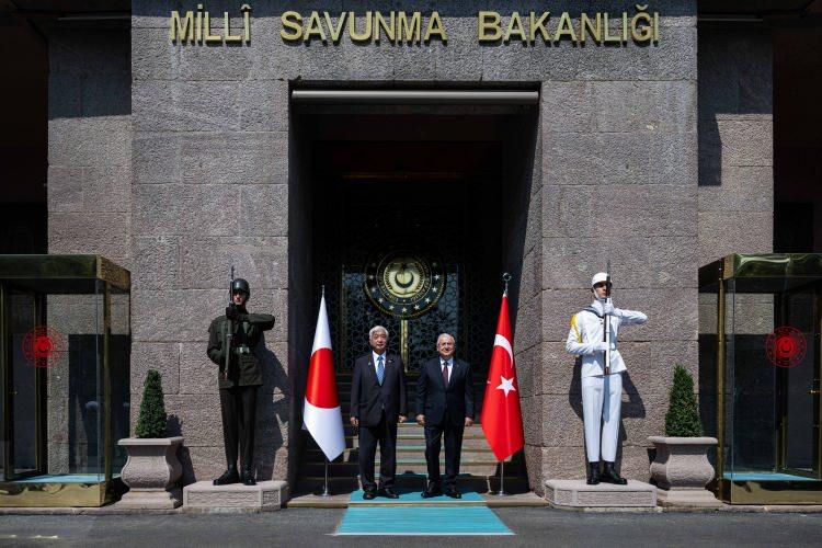 <p>"Bugün dünyadaki güvenlik konusunun gelişimine paralel olarak da Japon dostlarımızla özellikle savunma sanayinde ve askeri ilişkilerimizde her halükarda daha fazla gelişim sağlamak için elimizden gelen her türlü gayreti göstermeye de hazır olduğumuzu belirtmek istiyorum. Sayın Bakan'la beraber bu gelişmeyi sağlamak için de elimizden gelen her türlü gayreti göstereceğiz"</p>