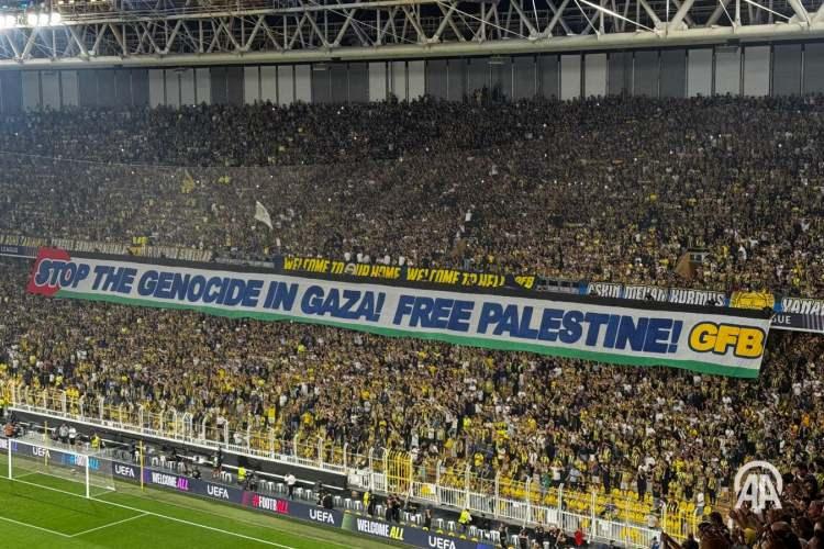 <p>Fenerbahçeli taraftarlar maç öncesi Filistin bayrakları açtı.</p>
