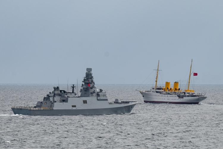 <p>Gemilerin 16.00’da Sarıyer Merkez Sahili ve Tarabya, 16.10’da Emirgan bölgesi, 16.15’te Kanlıca, 16.30’da Rumelihisarı, 16.40’ta Kandilli - Bebek hattı, 16.50’de Ortaköy ve 15 Temmuz Şehitler Köprüsü geçişlerini gerçekleştirmesi, saat 16.50 itibarıyla ise Beşiktaş, Üsküdar, Dolmabahçe ve Sarayburnu sahillerinden izlenebileceği öngörülüyor.</p>
