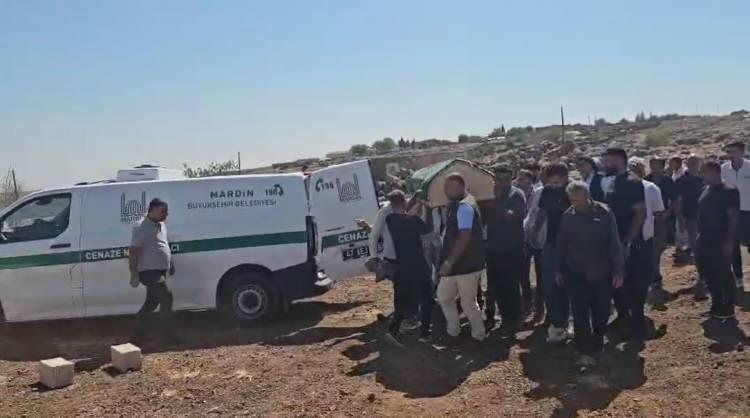 <p>Yakınlarına teslim edilen Zeynep'in cenazesi, kırsal Akçay Mahallesi'ne bağlı Zıkreş mezrasında gözyaşlarıyla toprağa verildi. </p>