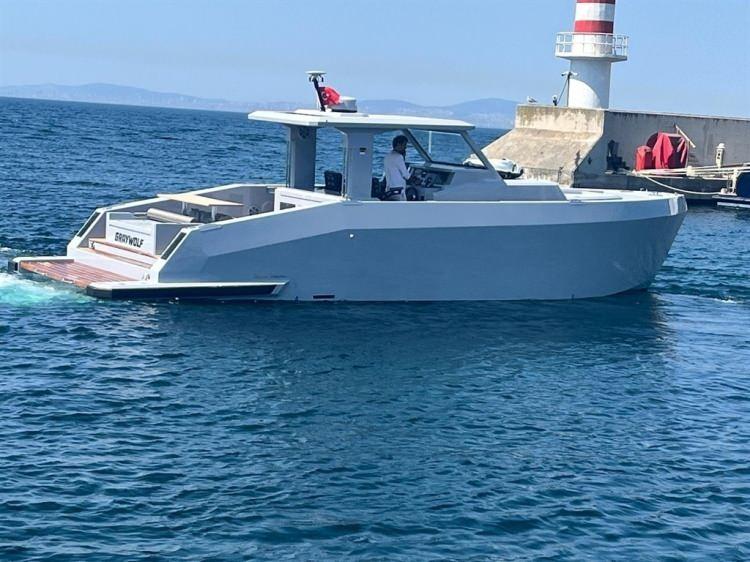 <p>ÇALIŞMALAR ÇANAKKALE VE BALIKESİR KIYILARINDA SÜRÜYOR</p>
<p>Arama çalışmaları Sahil Güvenlik Güney Marmara Grup Komutanlığı, Yalova Emniyet Müdürlüğü Deniz Limanı Şube Müdürlüğü, Samsun Emniyet Müdürlüğü Deniz Limanı Şube Müdürlüğü, İzmir Emniyet Müdürlüğü Deniz Limanı Şube Müdürlüğü ile Çanakkale Deniz Limanı Şube Müdürlüğü ekipleri tarafından yürütülüyor. Çalışmaların 10'uncu gününde Yukay'ın teknesinin koltuğunun bulunduğu Çanakkale’nin Karabiga beldesi kıyılarında Sahil Güvenlik ekiplerince çalışmalar yoğunlaştırılırken, deniz polisi de Balıkesir'in Erdek ilçesi Paşalimanı ve Koyun Adası bölgesinde kıyı kenar taraması yapıyor. </p>