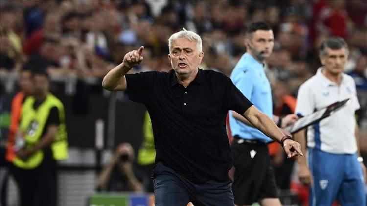 <p>İngiliz basınında Mourinho'nun görevine son verilmesiyle ilgili öne çıkan haberler ise şöyle:</p>
<p><strong>BBC: </strong>"Jose Mourinho, Fenerbahçe'deki görevinden bir yıl sonra ayrıldı. Portekizli teknik adamın ayrılığı, Türk ekibinin Şampiyonlar Ligi play-off'larında Benfica'ya elenmesinden iki gün sonra geldi."</p>