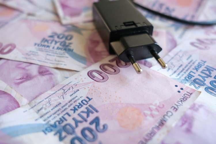 <p><strong>Araştırma Görevlisi </strong>- 70 bin 51 TL + 5 bin 527 > 75 bin 578 TL</p>