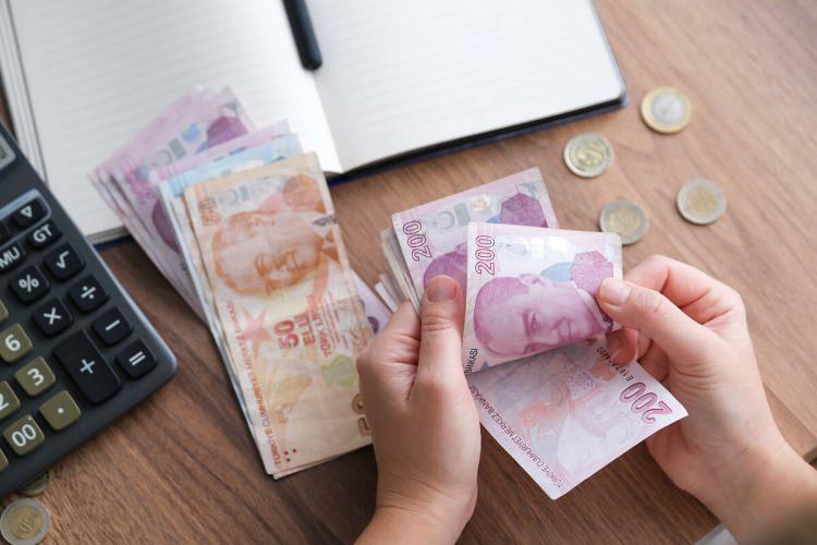 <p><strong>Başkanlık Müşaviri </strong>- 92 bin 223 TL + 7 bin 276 TL > 99 bin 500 TL</p>