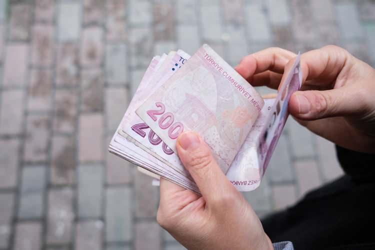 <p><strong>Emniyet Amiri -</strong> 70 bin 805 TL + 5 bin 586 TL > 76 bin 391 bin</p>
