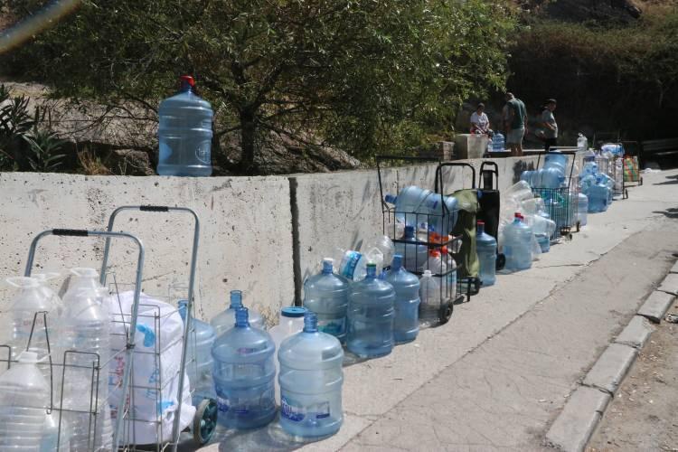 <p>İzmir'de isale hattındaki arıza nedeniyle 8 ilçede zorunlu olarak uygulanan 32 saatlik su kesintisinin ardından Çiğli ilçesinde bazı vatandaşlar, kaynak suyunun bulunduğu çeşmede kuyruk oluşturdu.</p>