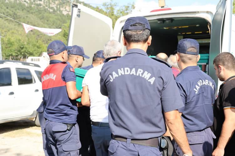 <p>Tartışma kısa sürede kavgaya dönüştü, Yener Rüzgar ile eşi Nurhan Rüzgar sopa ve demir levyeyle Hüseyin Başak’ı dövüp kaçtı. Başak, aldığı darbeler nedeniyle yere yığıldı. </p>
<p> </p>