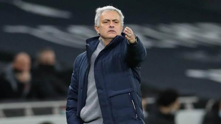 <p><strong>Daily Mail: </strong> "Jose Mourinho, 'gerçekleri çarpıtmakla' ve Şampiyonlar Ligi fiyaskosuyla suçlandıktan sonra Fenerbahçe'den kovuldu..."</p>