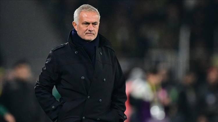 <p><strong>AS'ta</strong> Fenerbahçe yönetiminin Benfica maçı sonrası hiç tereddüt etmeden Jose Mourinho'nun görevine son verdiği belirtildi.</p>