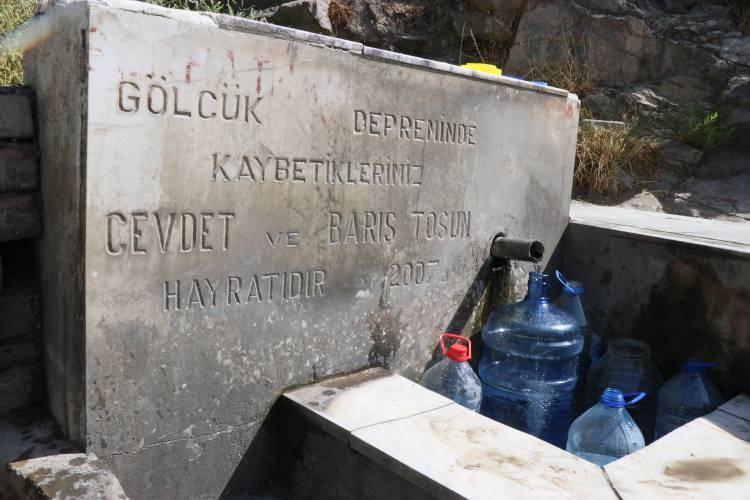 <p><span style="color:rgb(178, 34, 34)">"TUVALETE GİDEMİYORUZ, İÇEMİYORUZ, YEMEK YİYEMİYORUZ"</span></p>
<p>Suyunun başında uzun süre bekleyen vatandaşların, güneşten etkilenmemek için ağaçların gölgelerinde beklediği görüldü. Su almaya gelen 70 yaşındaki Cemal Bektaş, dün akşam 21.00'den itibaren suların kesildiğini söyledi.</p>