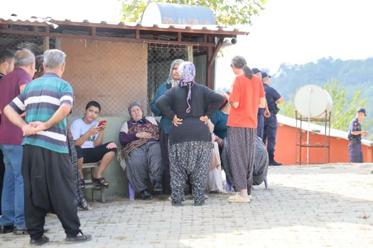 <p>Hüseyin Başak’ın cenazesi, Adana Adli Tıp Kurumu’ndaki otopsi işlemlerinin ardından yakınları tarafından teslim alınıp toprağa verildi.</p>
<p> </p>
<p> </p>