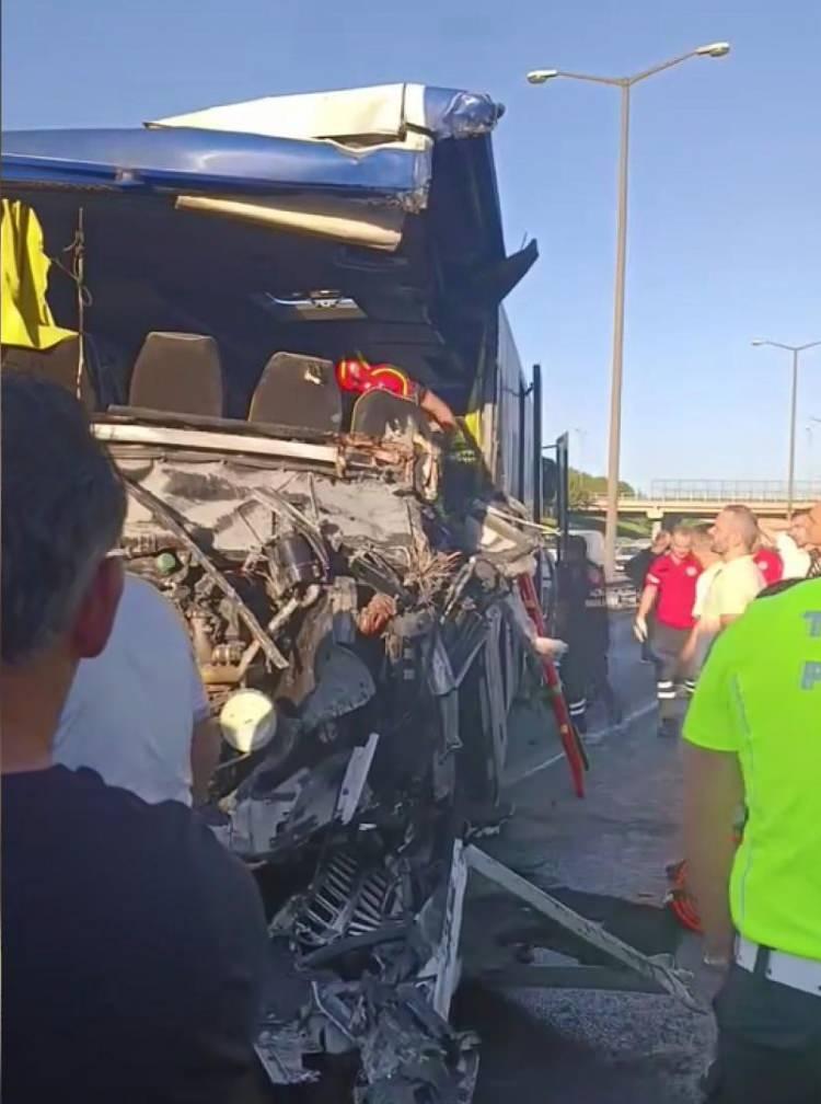 <p>Kaza nedeniyle tüm şeritler trafiğe kapanırken, Edirne istikametinde trafik durdu. </p>
