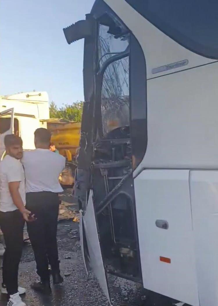 <p>Yola dökülen yakıt ise herhangi bir kazaya neden olmaması için kum dökülerek temizlendi. </p>
