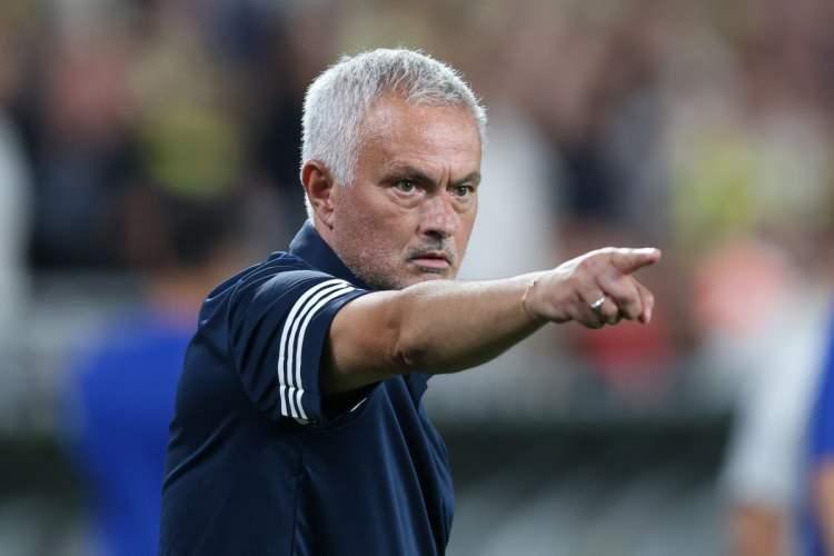<p>Türkiye'de Fenerbahçe'nin José Mourinho ile yollarını ayırması spor camiasında büyük yandı uyandırdı. </p>