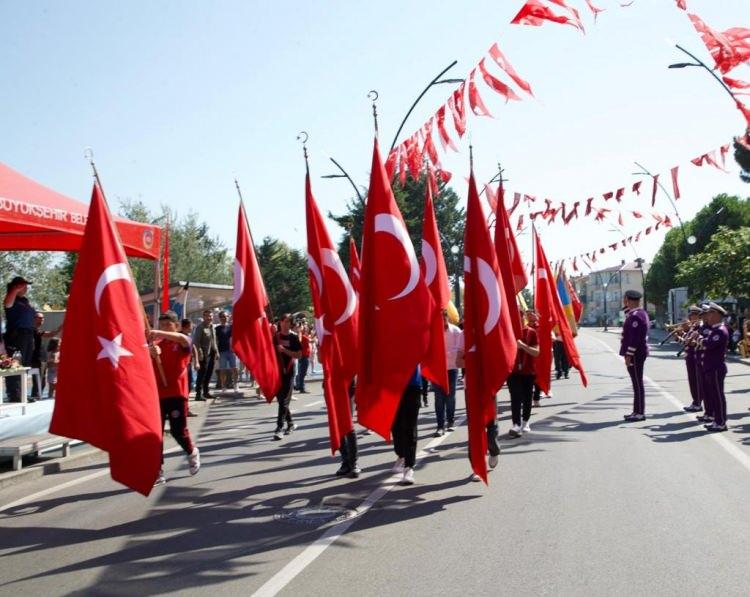<p><strong>Tarih boyunca bağımsızlığını canı pahasına korumuş bir milletin evlatları olarak, bu büyük zafer, bizlere sadece bir bayramı değil, aynı zamanda atalarımızın bize bıraktığı onurlu mirası hatırlatıyor. Zafer Bayramımız kutlu olsun! </strong></p>