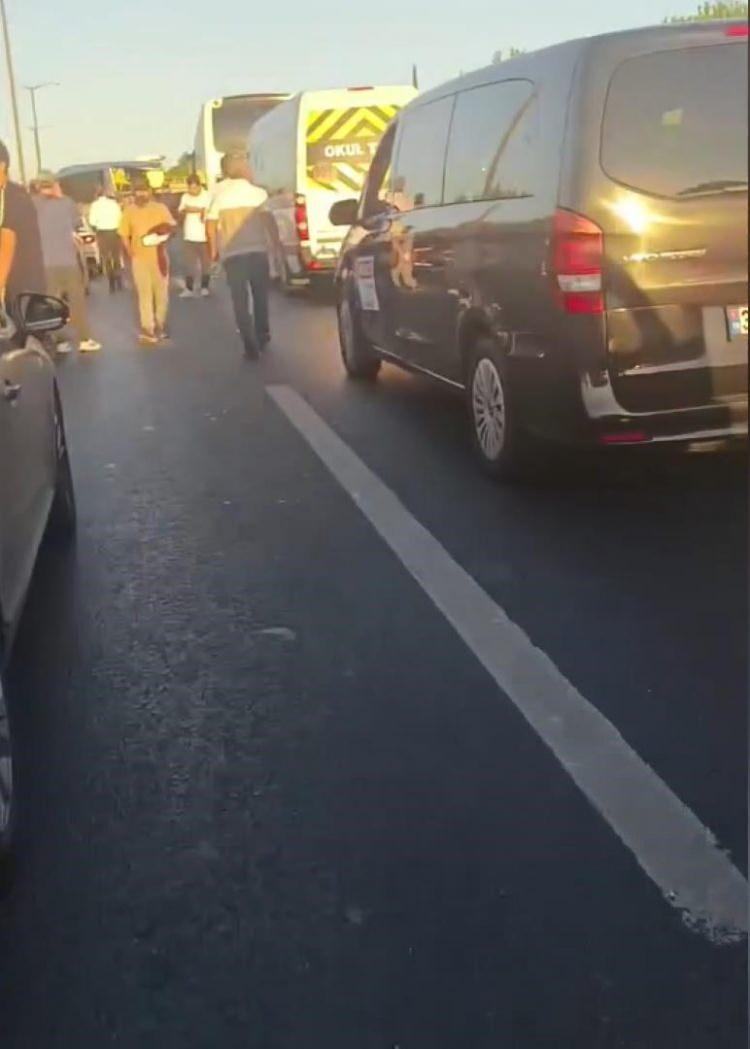 <p>Ekiplerin yolu açma çalışmaları devam ederken, trafik Edirne istikametinde tek şeritten kontrollü olarak sağlandı.</p>
<p> </p>