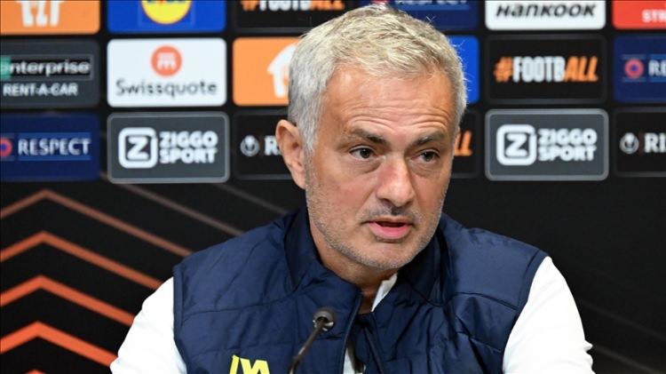 <p><strong>Portekiz basınından A Bola</strong> Mourinho'nun ayrılığını şu ifadelerle duyurdu: "Ayrılık , Türk ekibinin Şampiyonlar Ligi'nden Benfica'ya elenmesinden iki gün sonra geldi. Portekizli teknik direktör, maç boyunca ve özellikle Lizbon'da, maç öncesi ve sonrasında kulübün transfer piyasası yapısını açıkça eleştirdi. Hatta sadece iki oyuncunun takıma katılması ve bunun play-off kayıt süresinin dolmasından sonra olması nedeniyle, Şampiyonlar Ligi'ne katılmayı kulüp için gerçekçi bir hedef olarak görmediğini belirtti. Sporting Lizbon'dan Geny Catamo hakkında sorulan bir soruya ise Mozambikli oyuncunun Fenerbahçe'nin listesinde olup olmadığını bilmediğini söyledi. 'Açıkçası, bir liste olduğunu sanmıyorum.' dedi."</p>